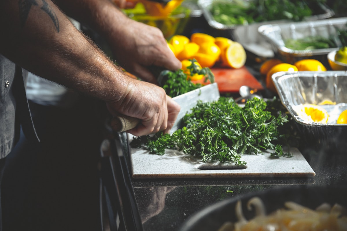 Salad hijau segar dengan protein